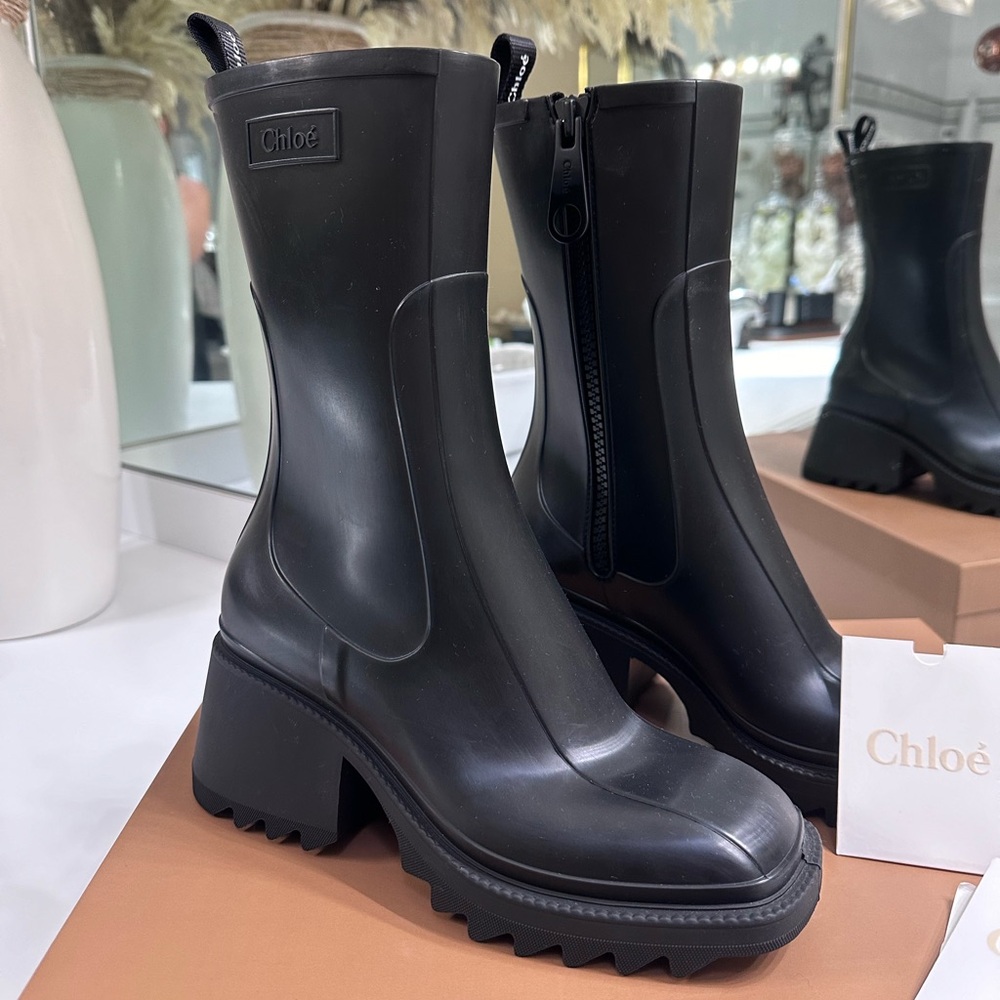 NIB $595 Chloe Betty Rubber Rain Booties size 8